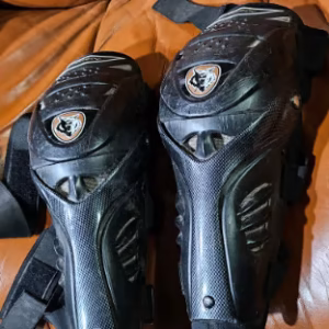 Wolf sport kneepads light with hinged knee cup for sale